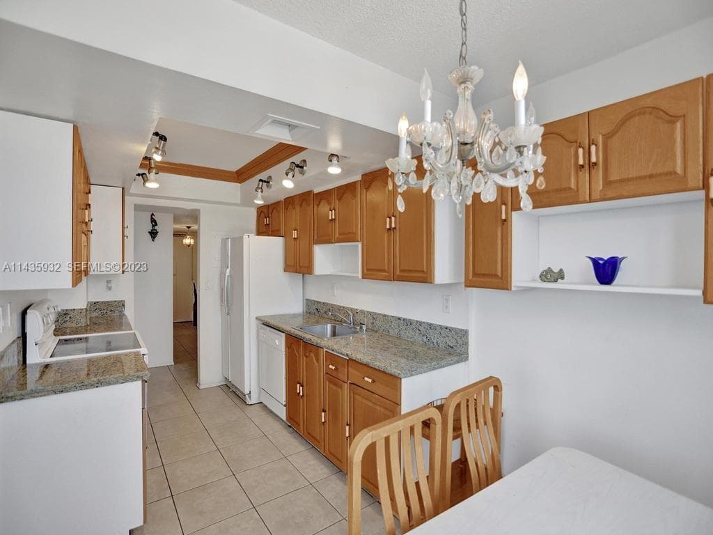 18051 Biscayne Blvd 304 photo 12