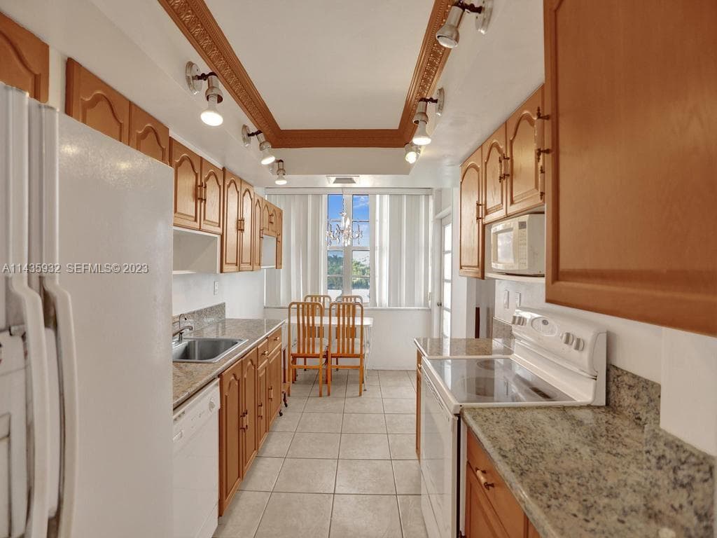 18051 Biscayne Blvd 304 photo 9