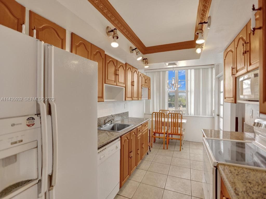 18051 Biscayne Blvd 304 photo 10