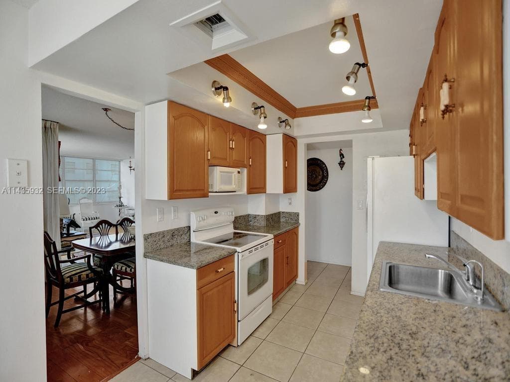 18051 Biscayne Blvd 304 photo 14