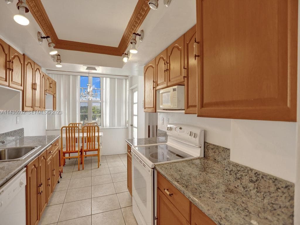 18051 Biscayne Blvd 304 photo 11