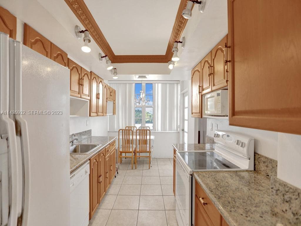 18051 Biscayne Blvd 304 photo 8
