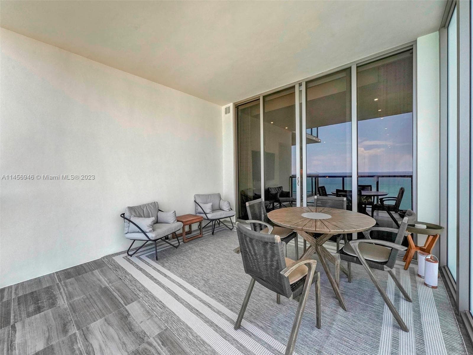 2503 photo 6