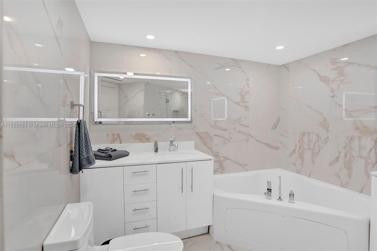16699 Collins Ave 2209 photo 19