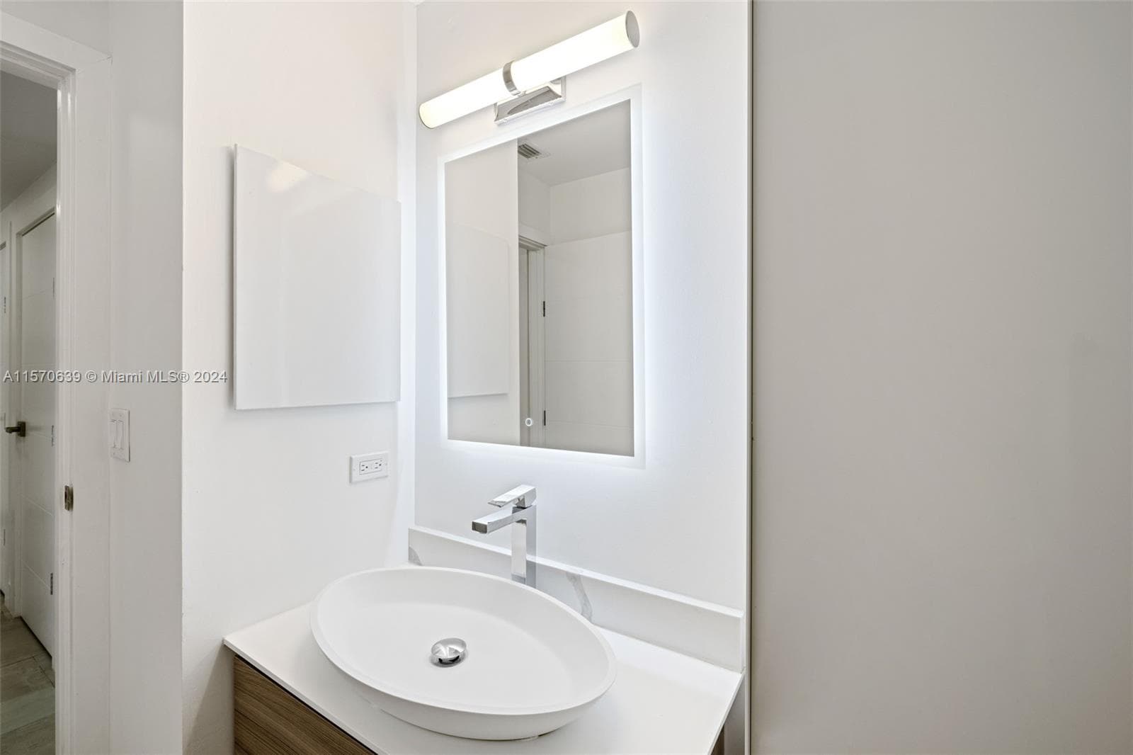 19144 Fisher Island Dr 19144 photo 17