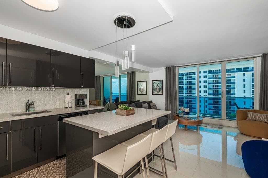 2301 Collins Ave 1111 photo 2