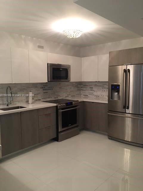 100 LINCOLN RD 711 photo 7