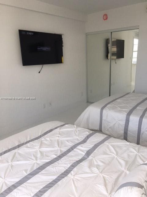 100 LINCOLN RD 711 photo 9