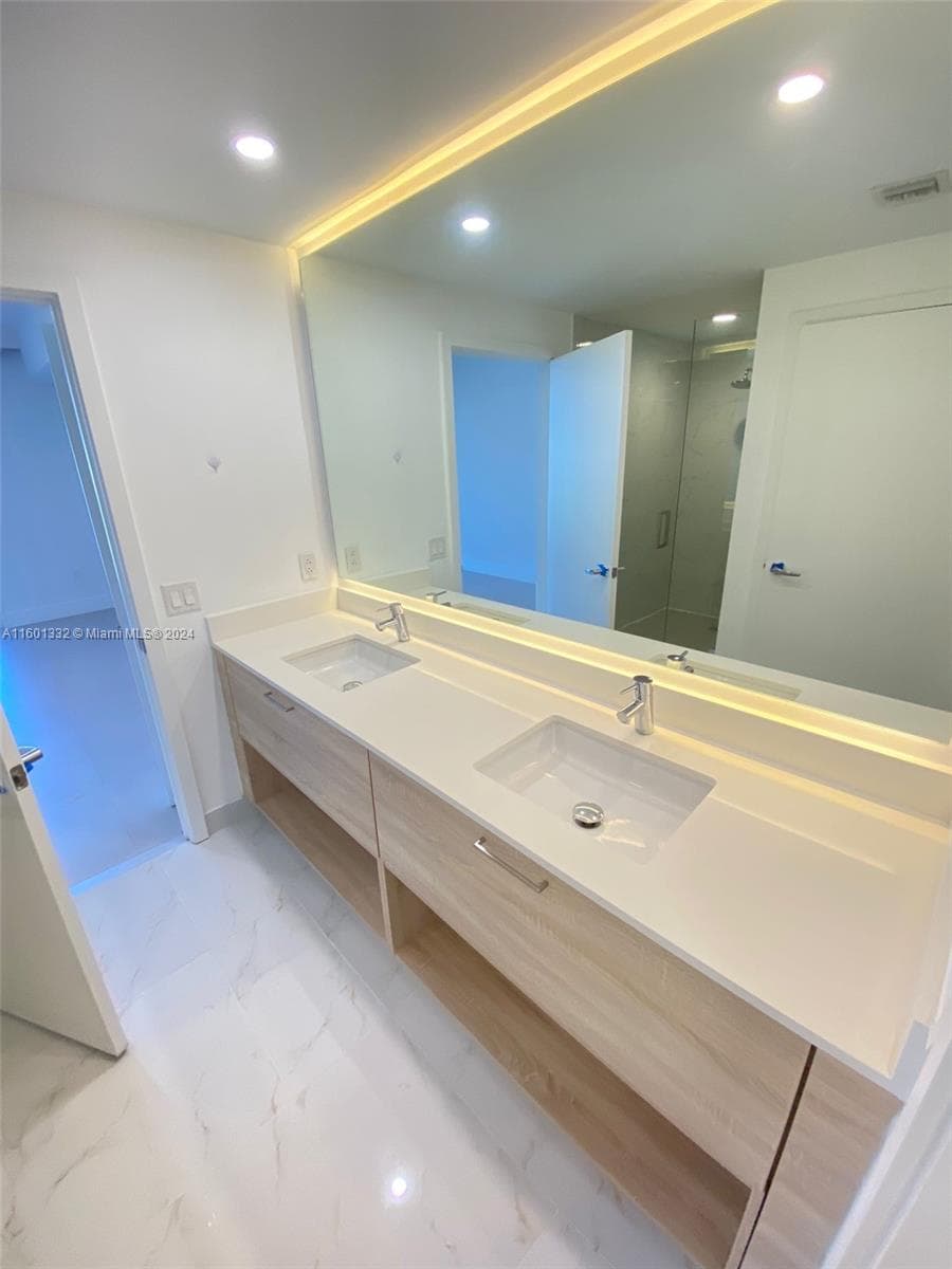 16385 Biscayne Blvd 2421 photo 13