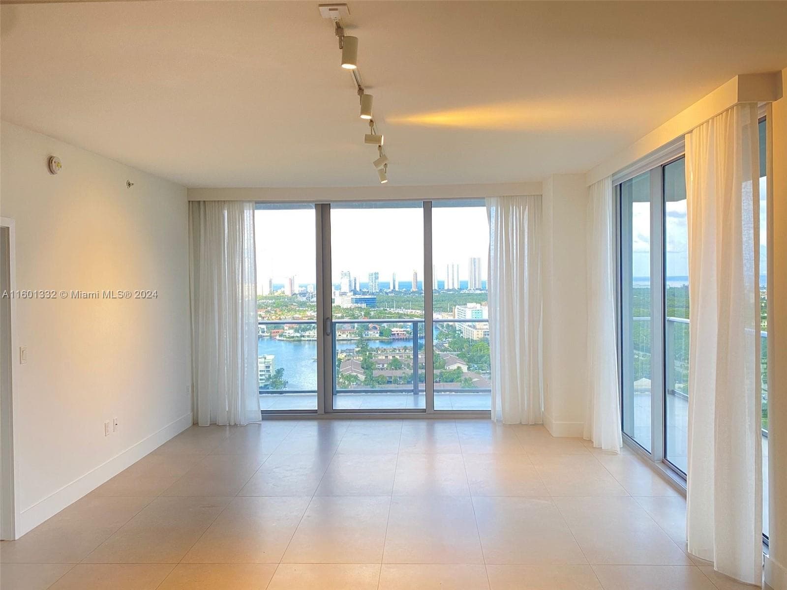 16385 Biscayne Blvd 2421 photo 9