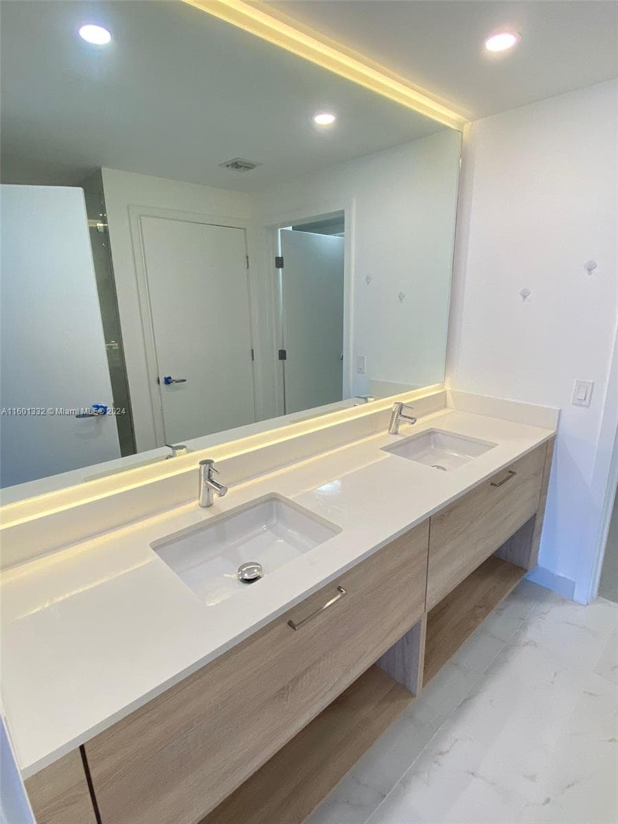16385 Biscayne Blvd 2421 photo 14