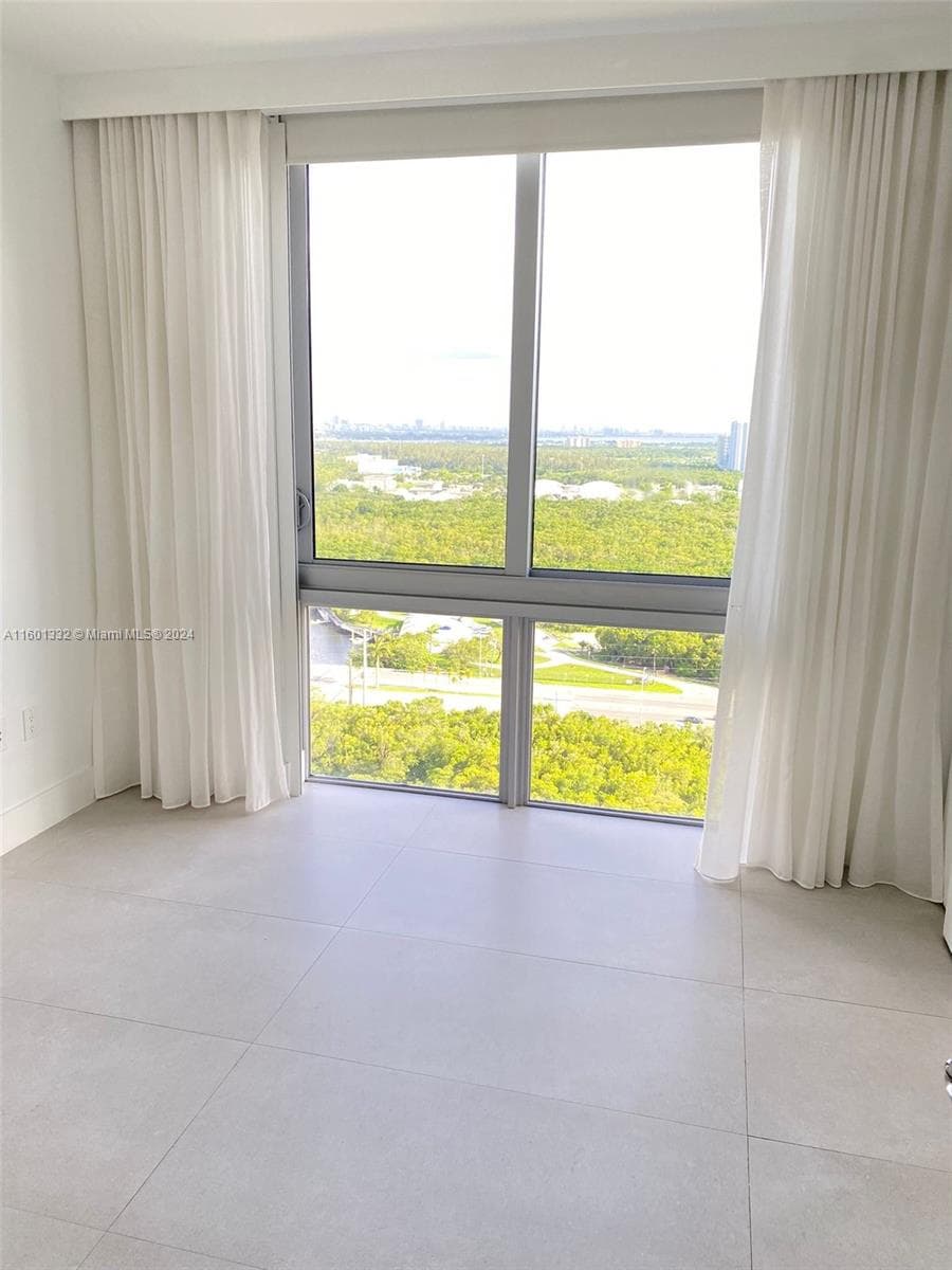 16385 Biscayne Blvd 2421 photo 15