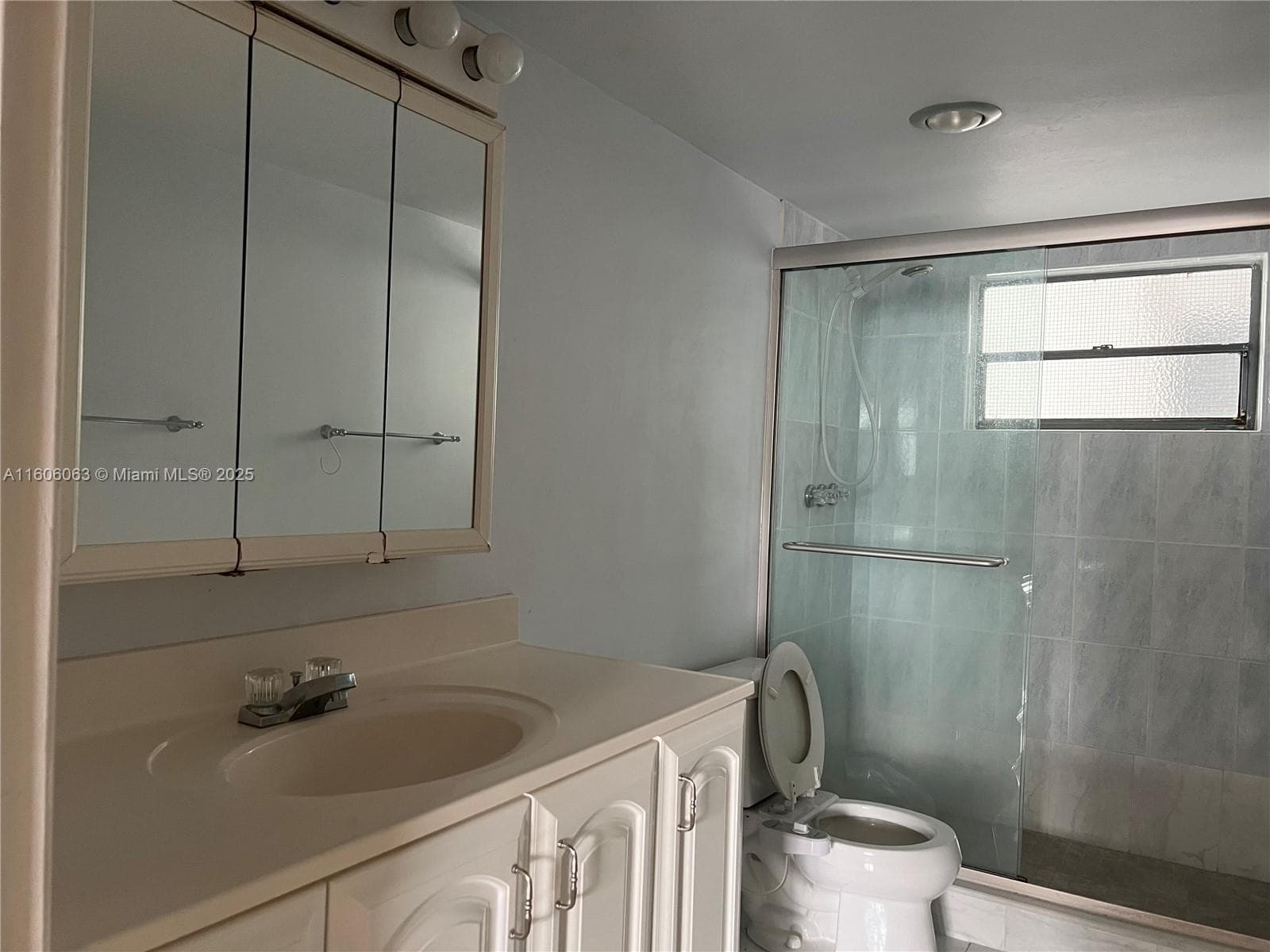 4000 NE 170th St 604 photo 17