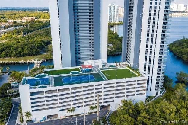 16385 Biscayne Blvd 1418 photo 3