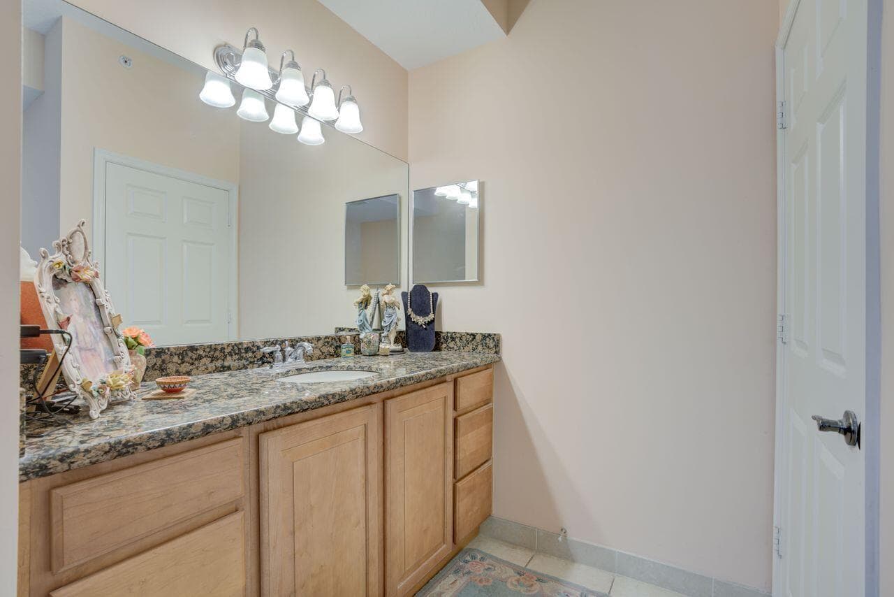 1160 SW Chapman Way 202 photo 22