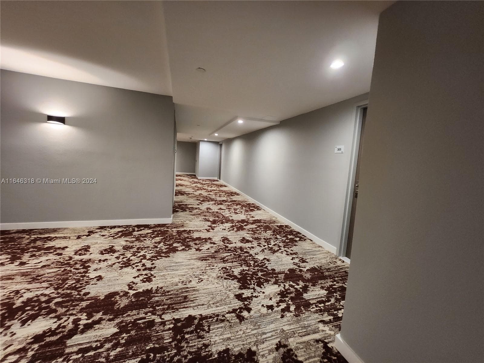 2555 Collins Ave 306 photo 2