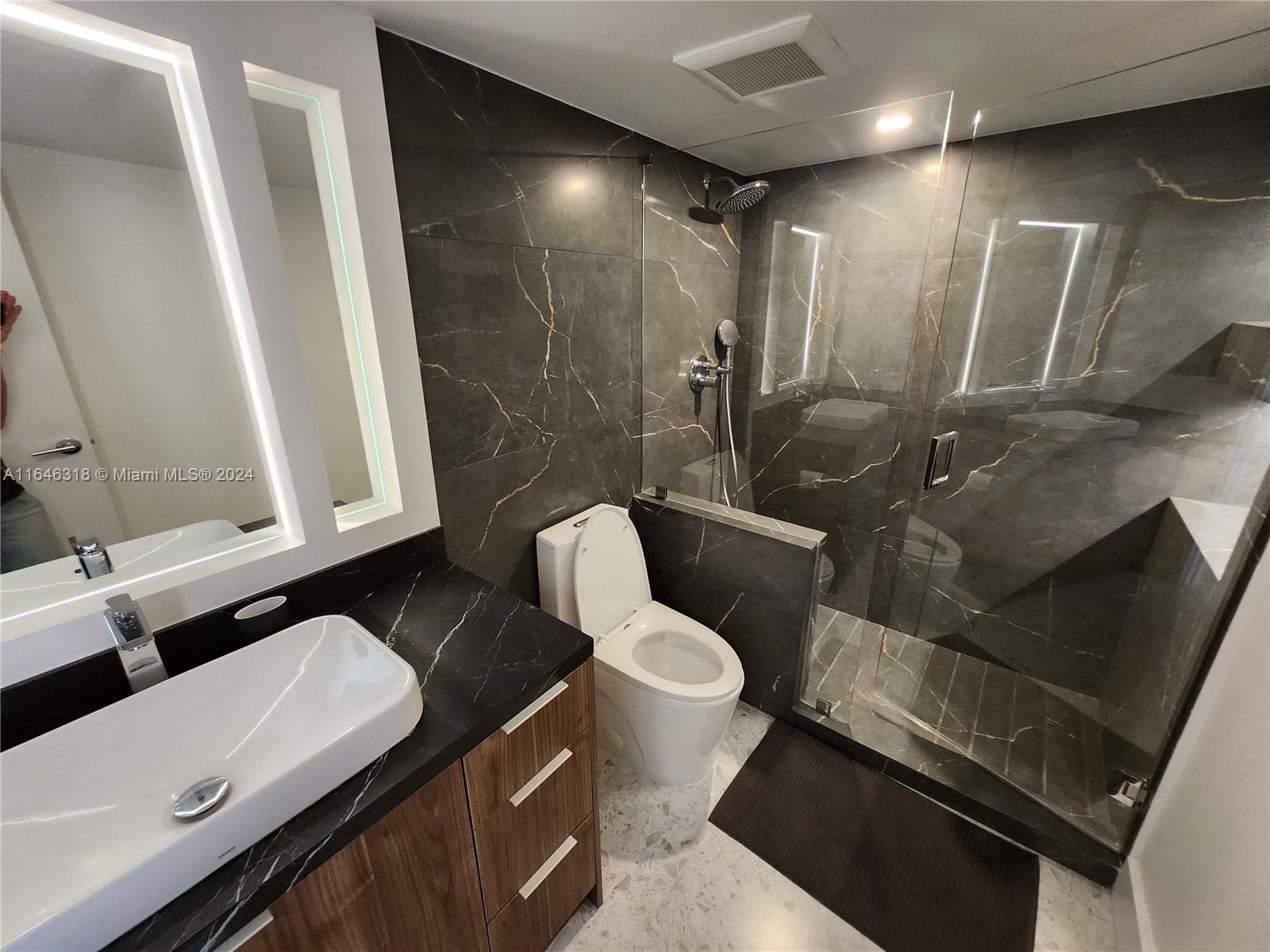 2555 Collins Ave 306 photo 6
