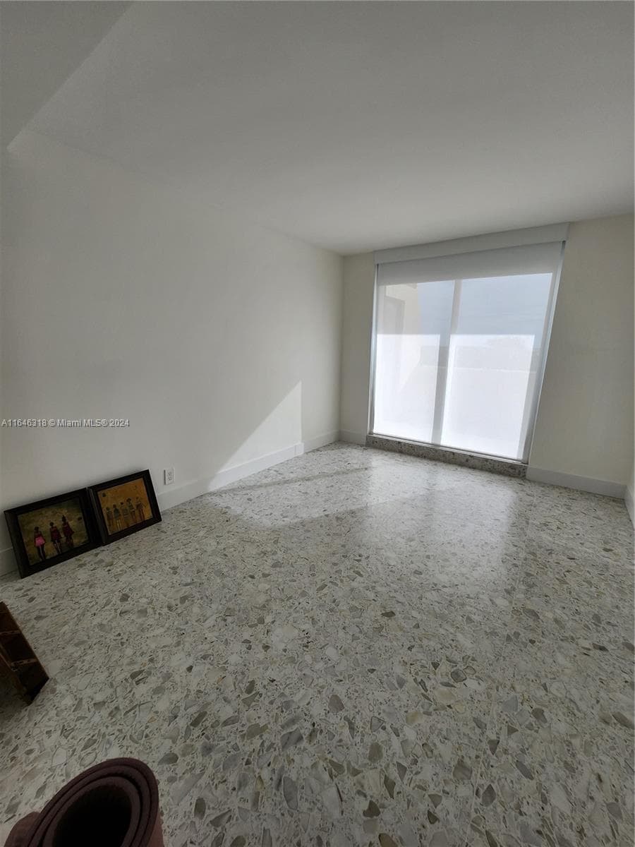 2555 Collins Ave 306 photo 10