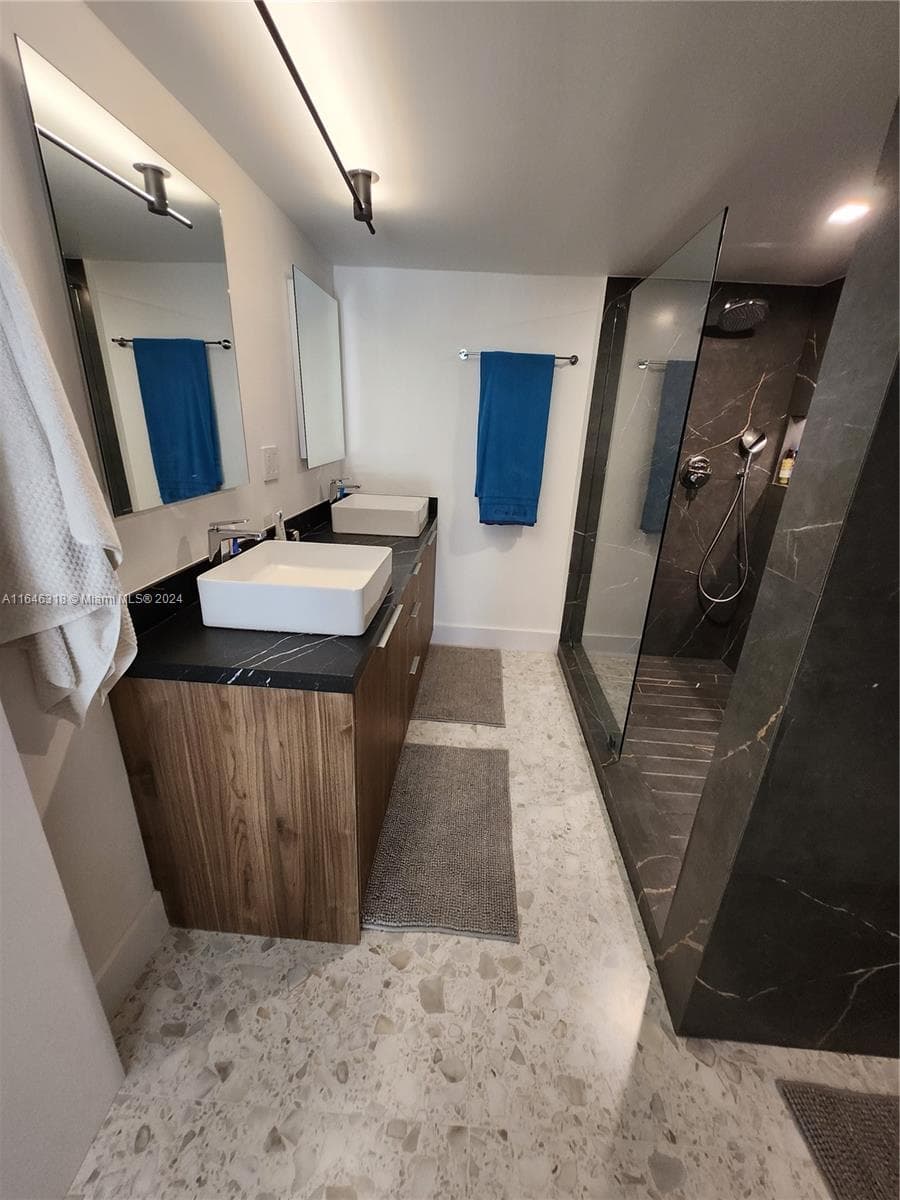 2555 Collins Ave 306 photo 8