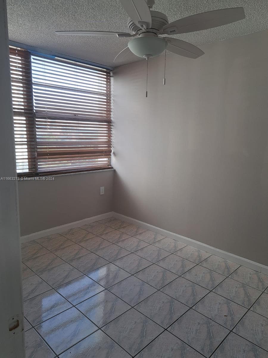 18061 Biscayne Blvd 702 photo 15