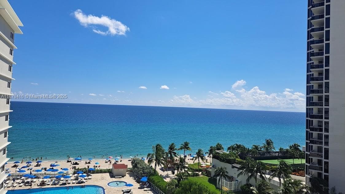 19201 Collins Ave 747 photo 2