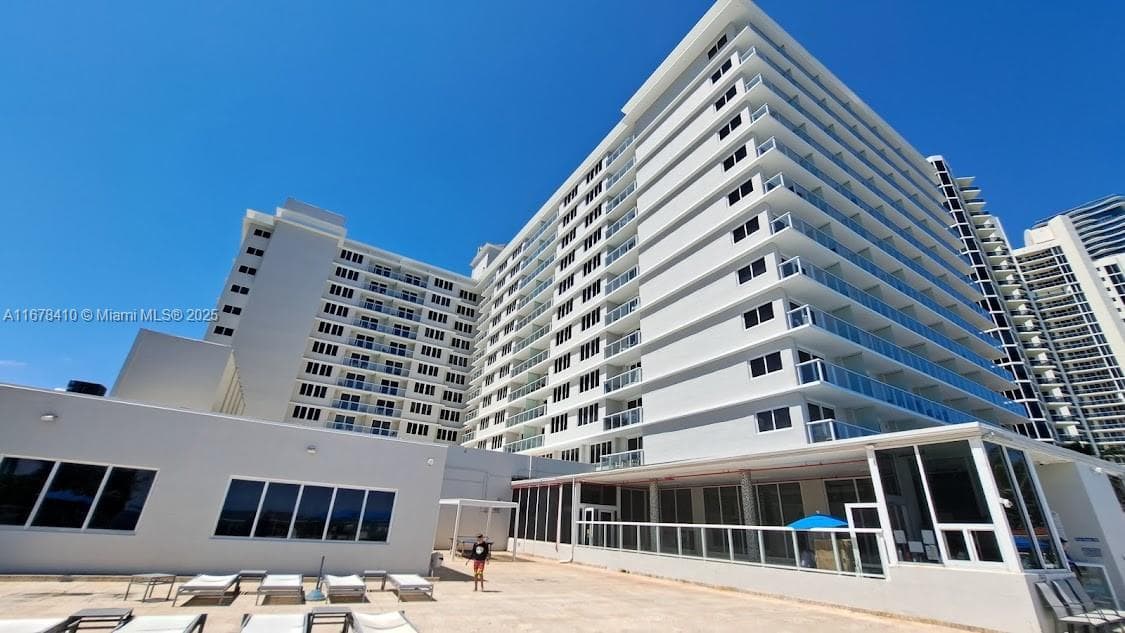 19201 Collins Ave 747 photo 5
