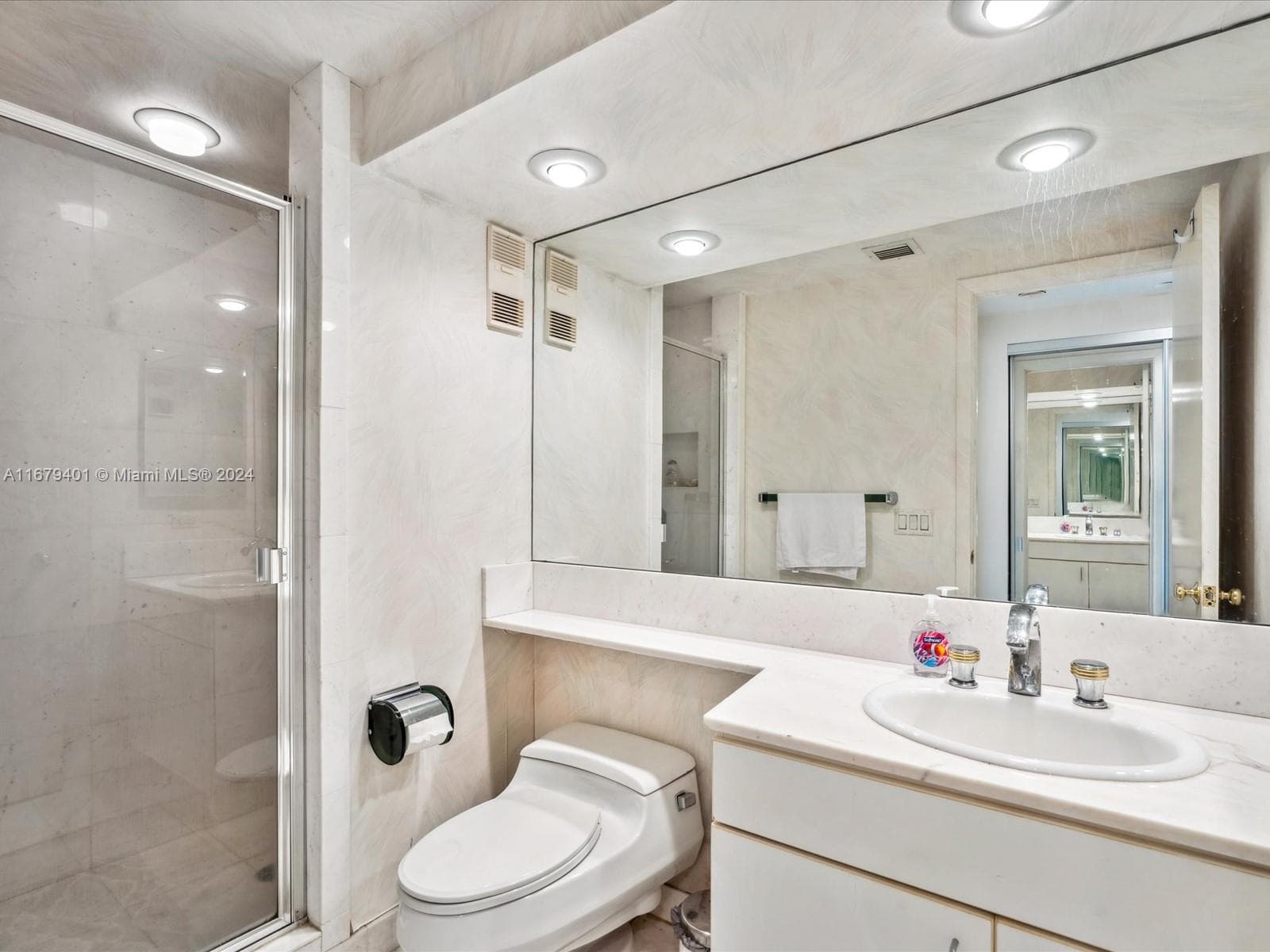 2800 Island Blvd 702 photo 16