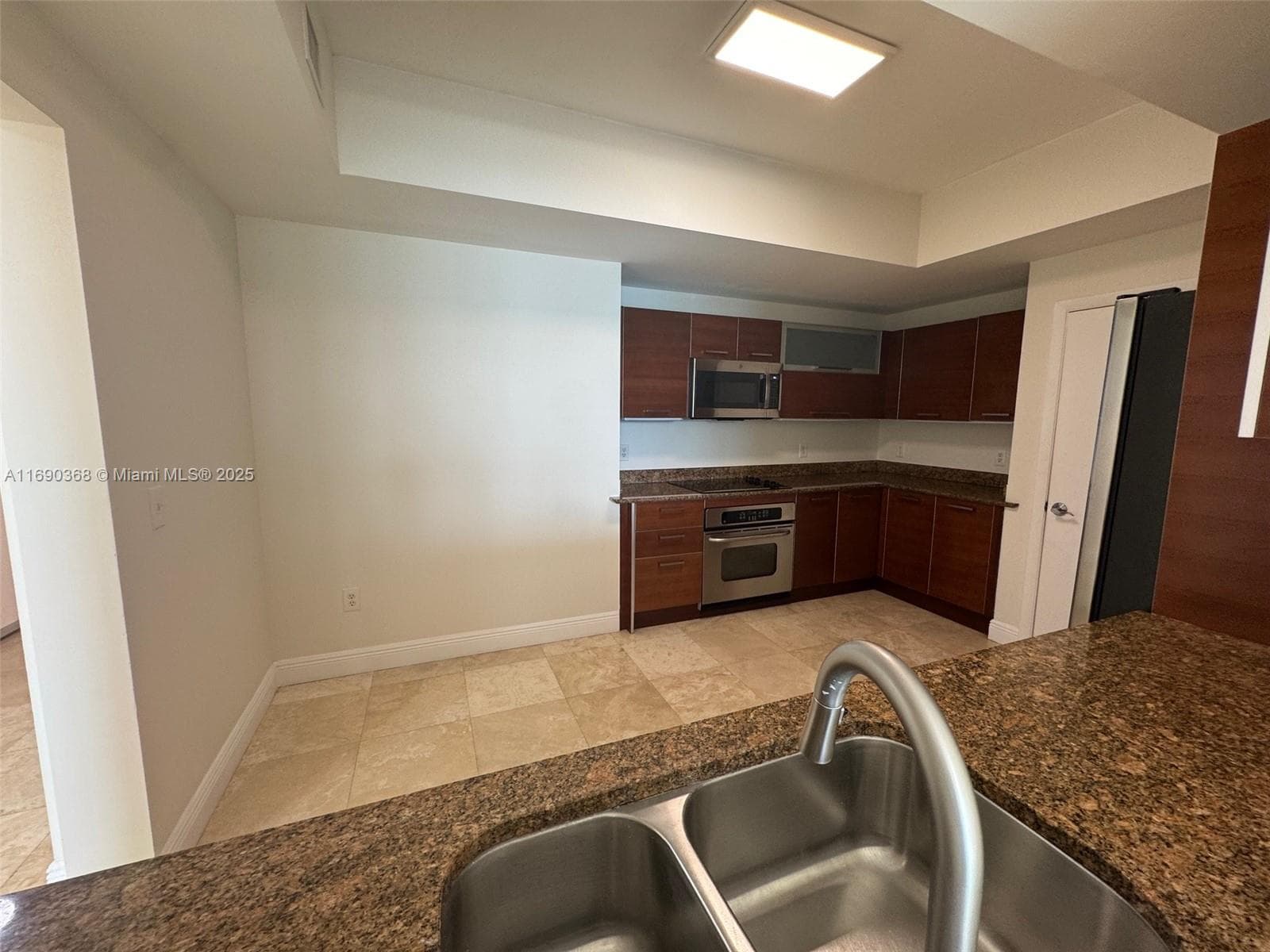 3330 NE 190 ST 1215 photo 11