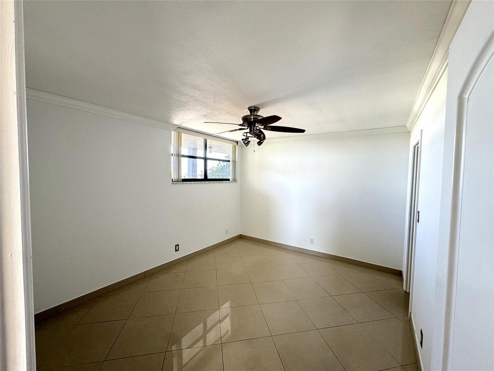 4800 Bayview Drive 406 photo 9