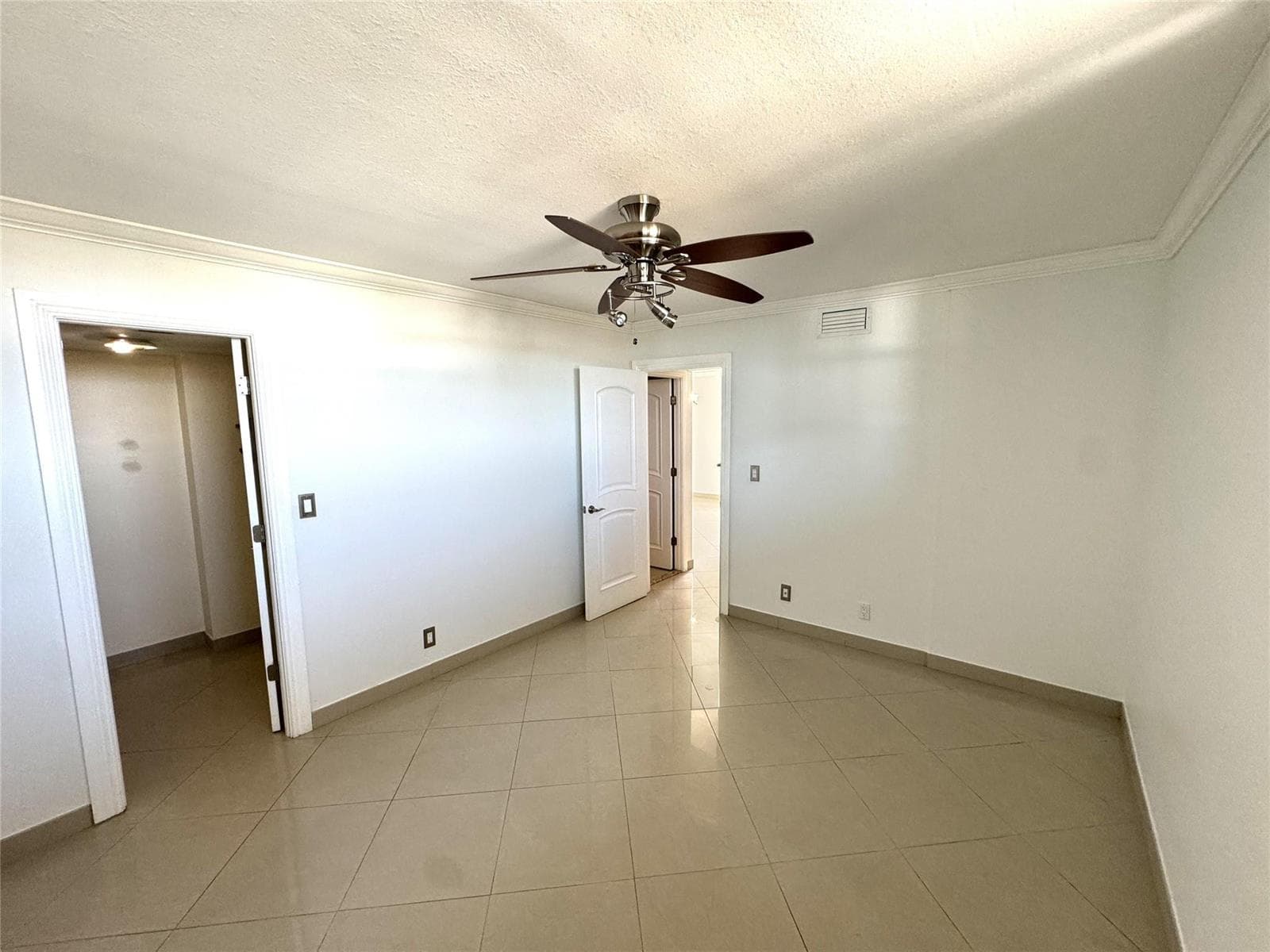 4800 Bayview Drive 406 photo 11