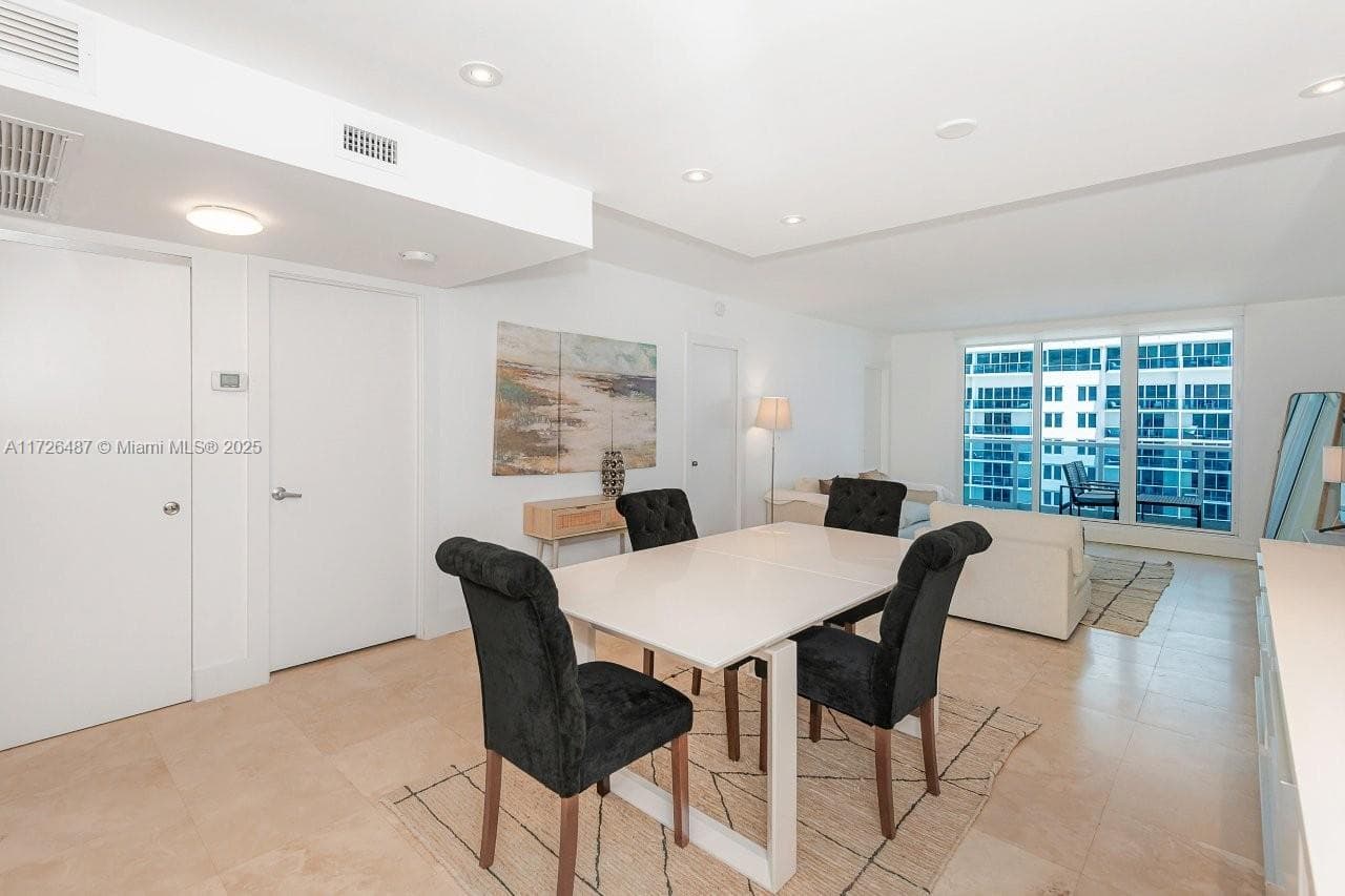 2301 Collins Ave 1515 photo 2