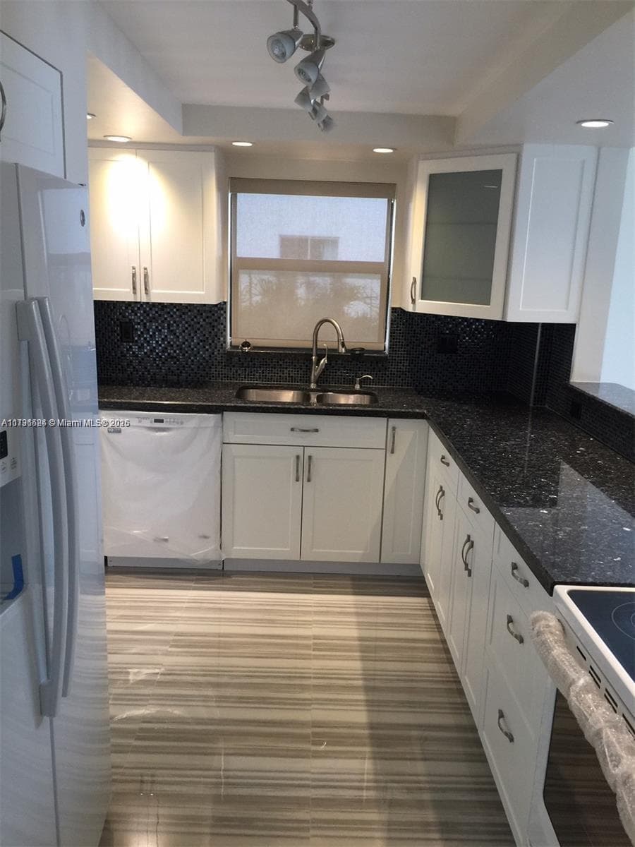 17878 N Bay Rd 201 photo 9
