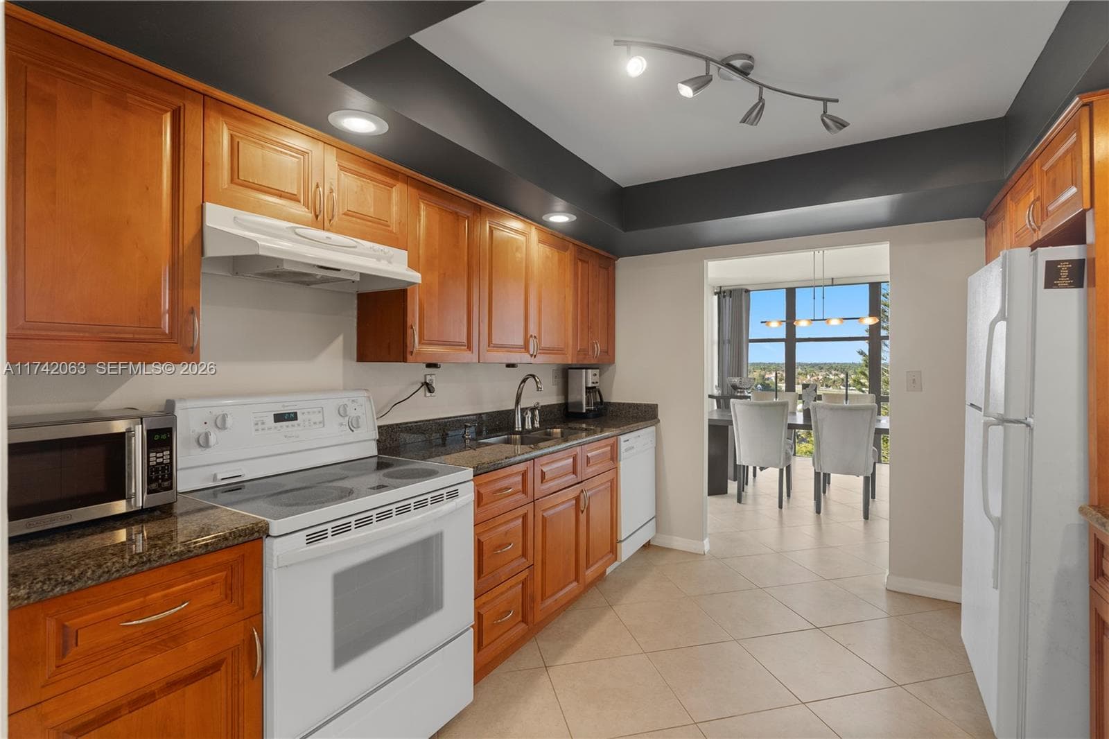 800 Parkview Dr 909 photo 16
