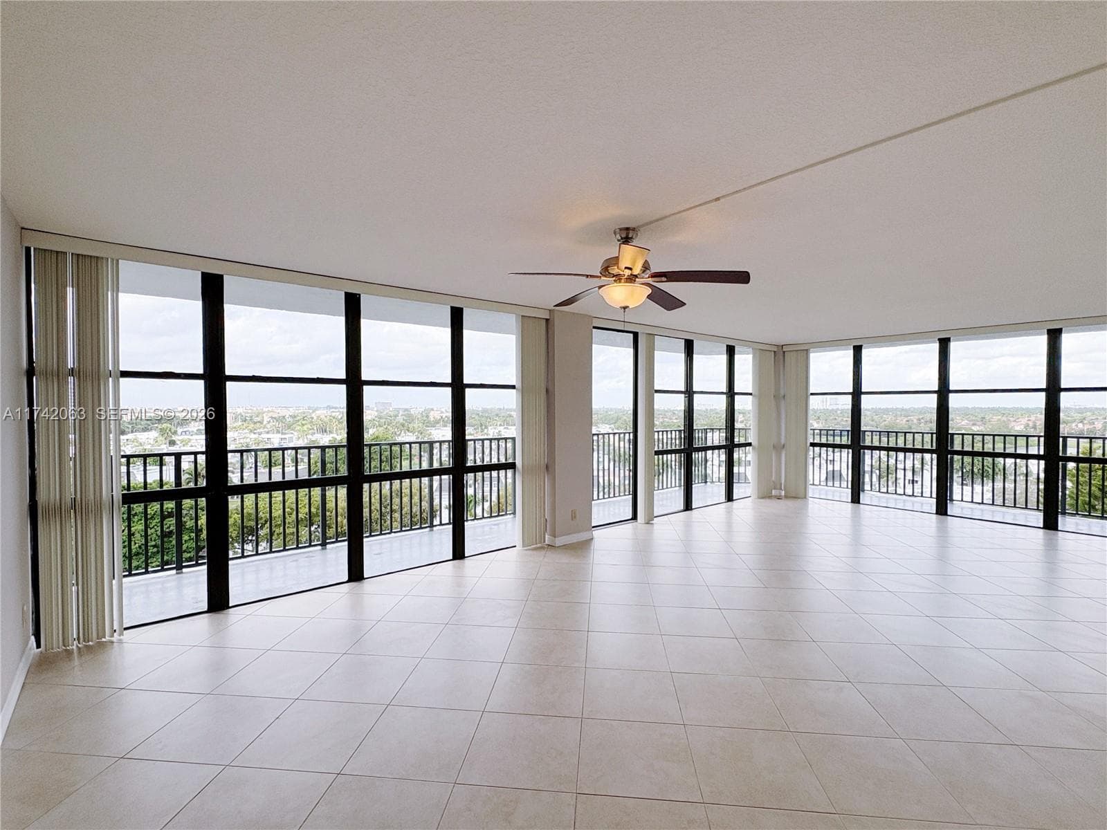 800 Parkview Dr 909 photo 3