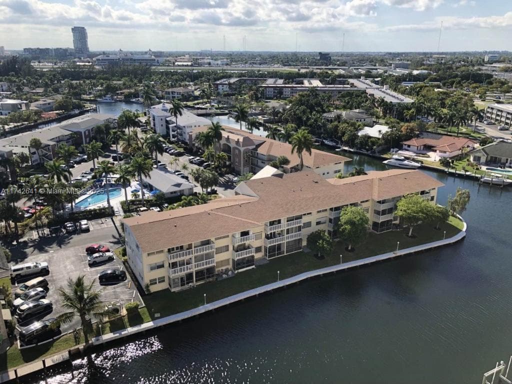427 Golden Isles Dr 15J photo 3