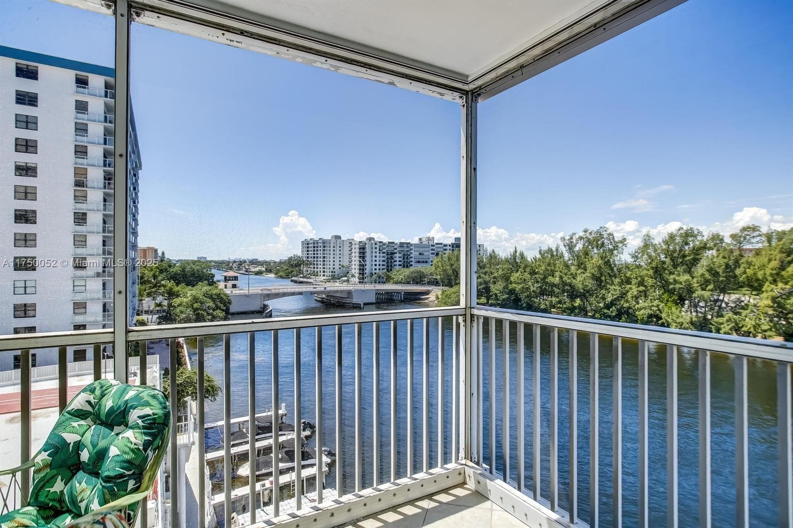 1505 N Riverside Dr 604 photo 4