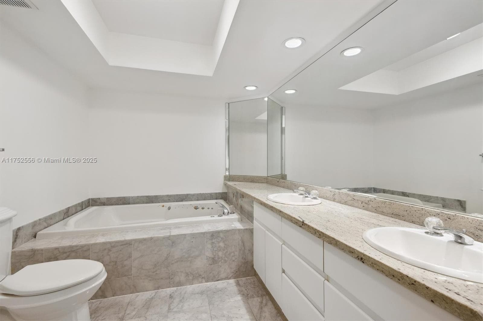16485 Collins Ave 2035 photo 9