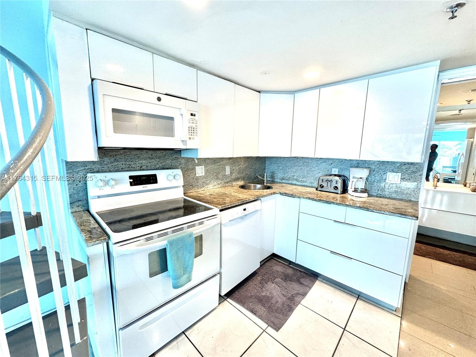 5445 Collins Ave TH-11 photo 17