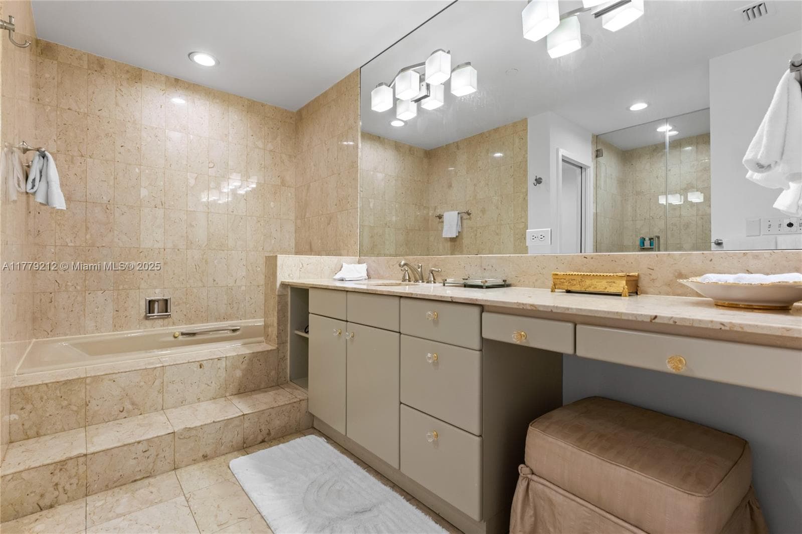 19112 Fisher Island Dr 19112 photo 13
