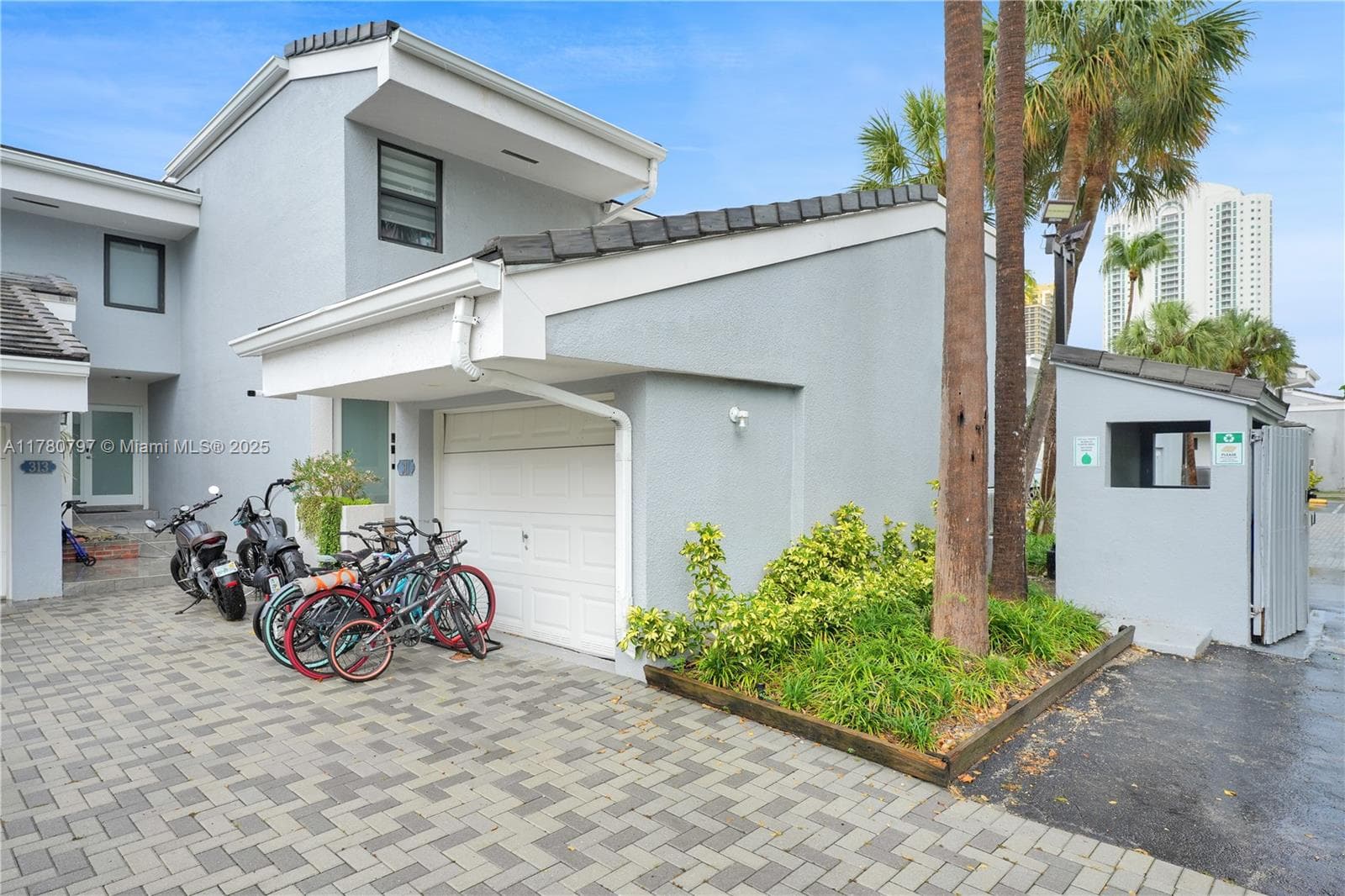 311 Poinciana Dr 801 photo 3