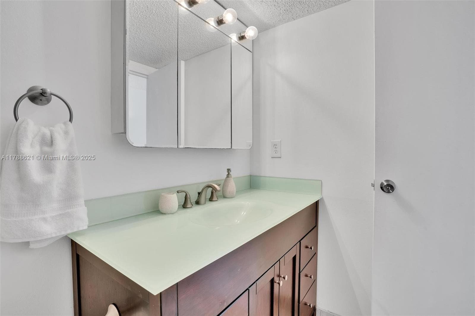 600 Parkview Dr 422(+DEN) photo 12
