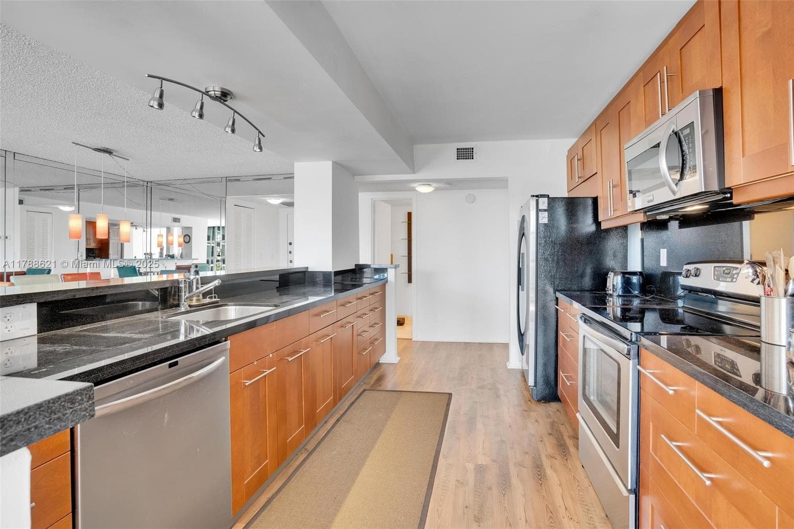 600 Parkview Dr 422(+DEN) photo 11
