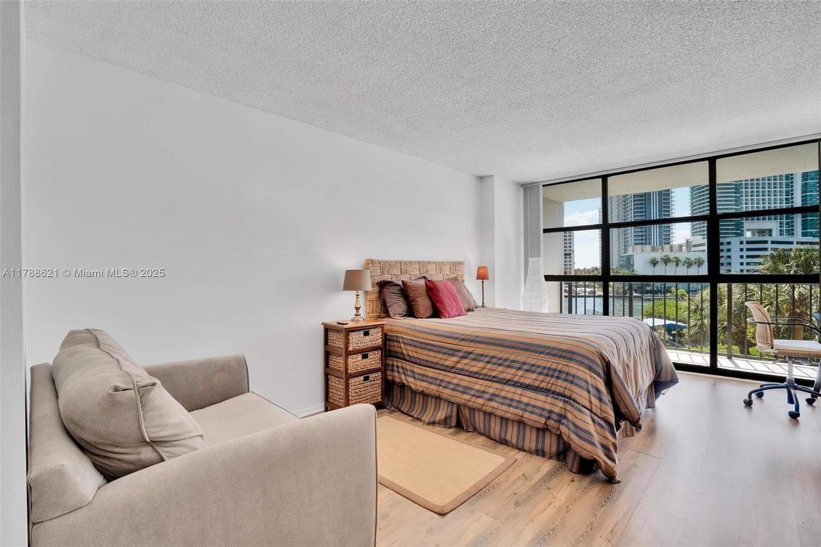 600 Parkview Dr 422(+DEN) photo 4