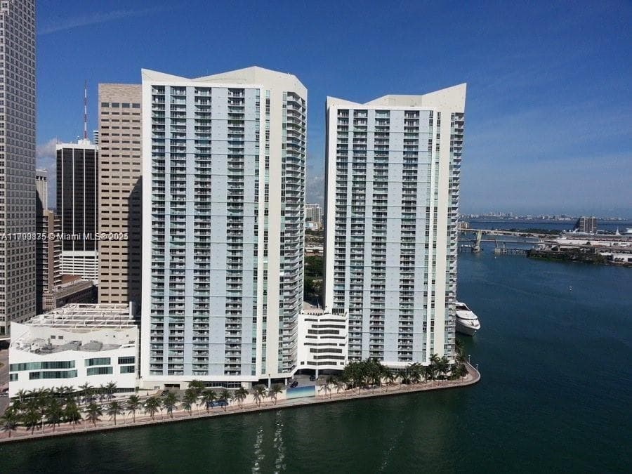 325 S Biscayne Blvd 3822 photo 2