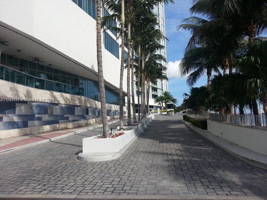 325 S Biscayne Blvd 3822 photo 3
