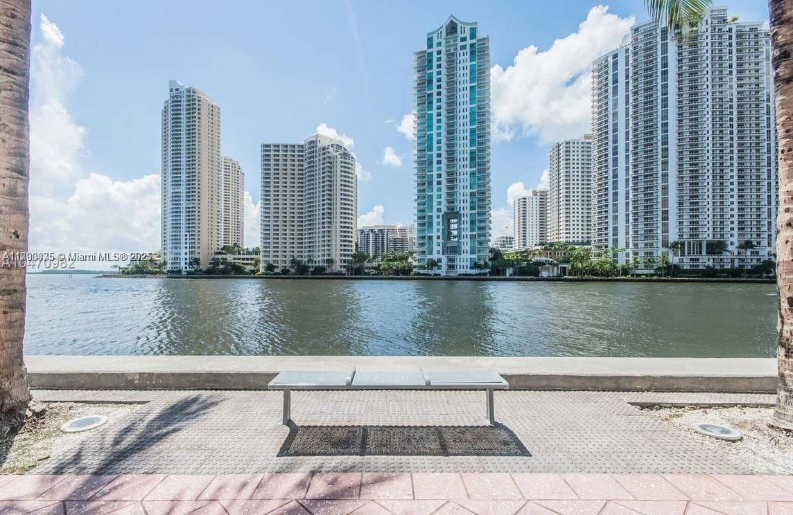325 S Biscayne Blvd 3822 photo 5