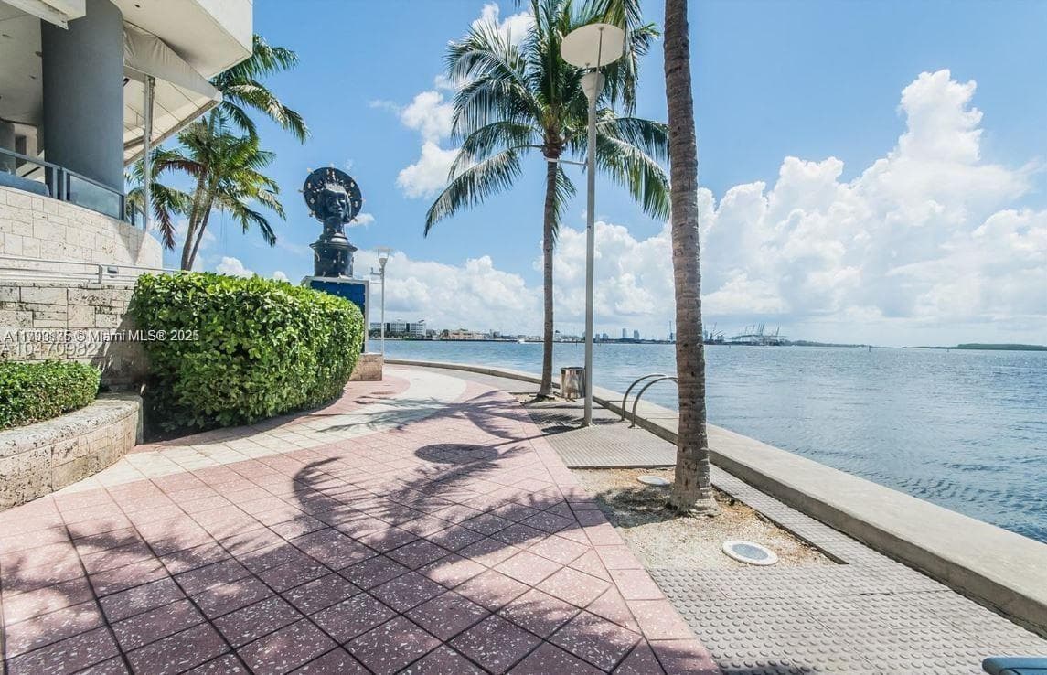 325 S Biscayne Blvd 3822 photo 4