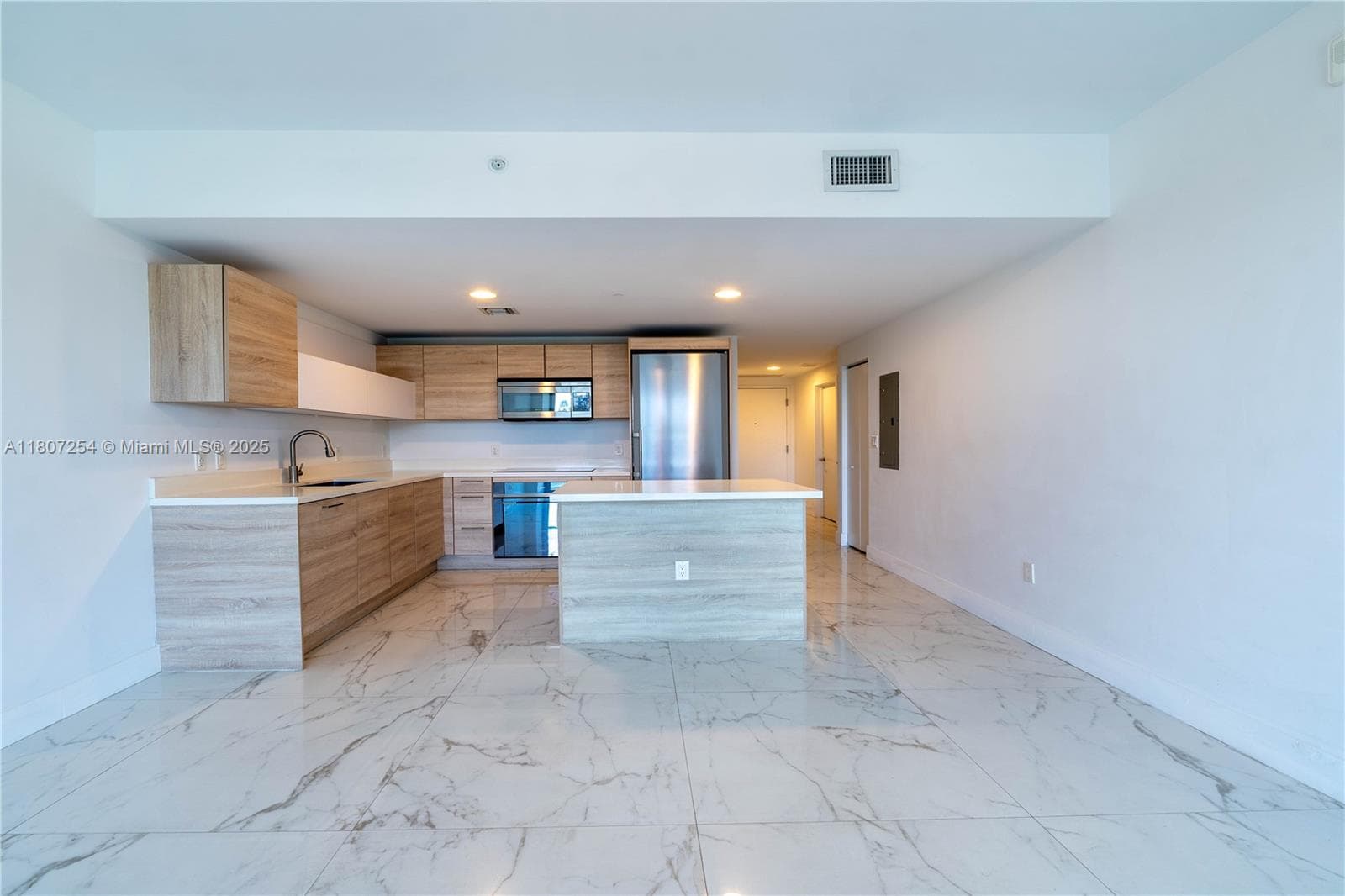 16385 Biscayne Blvd 417 photo 21