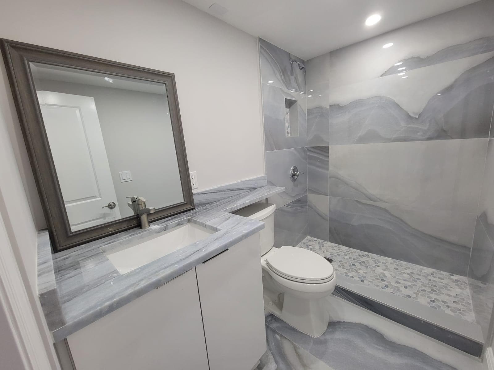 200 S Birch Road 1205 photo 6