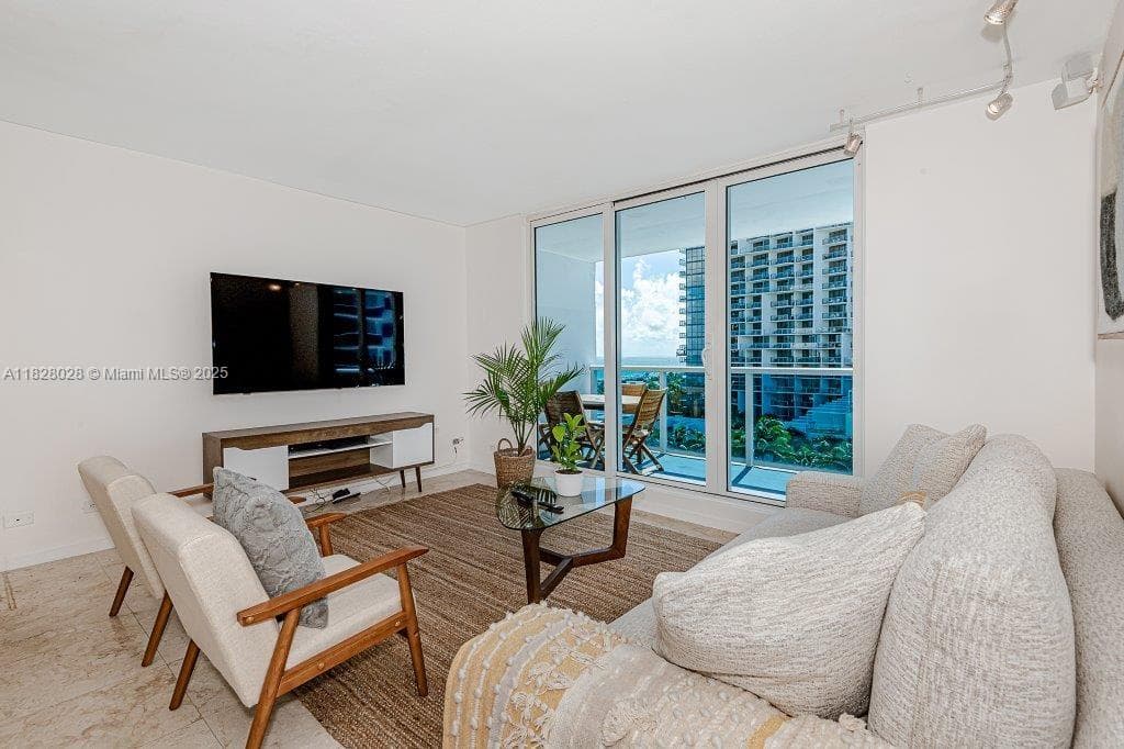 2301 Collins Ave 705 photo 3